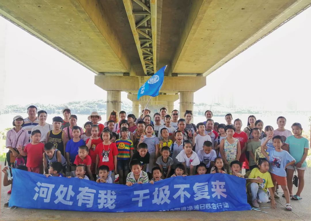 清理河滩垃圾.jpg