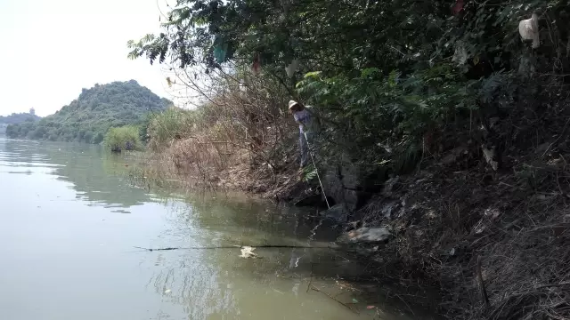 疑似工业污水排口，排口处浮着一层油污