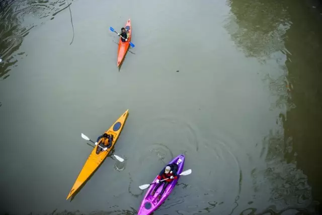环保志愿者通过漂流龙王港的方式来记录河流