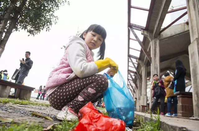 孩子在了解自己饮用水源地知识的同时参与带走一袋垃圾活动