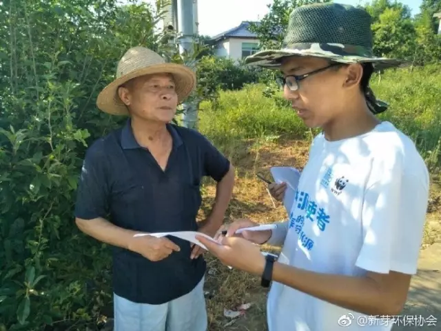 新芽环保协会芽之队在询问居民