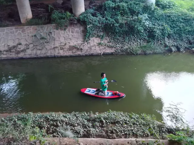 河流守望者使用皮划艇走河