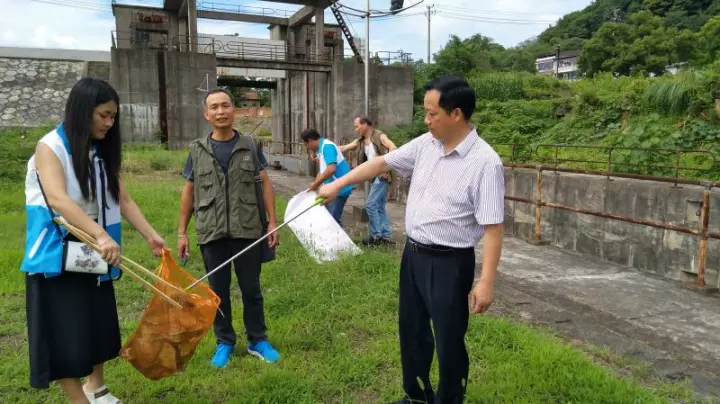 林总工程师参与我们的捡拾活动